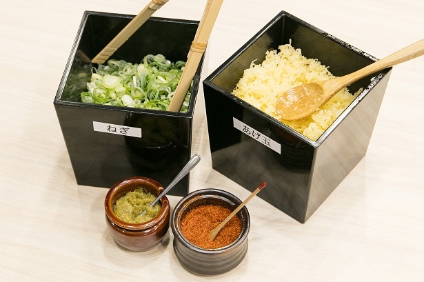 卓上の薬味は、青ネギ、揚げ玉、一味唐辛子、大分産柚子胡椒の4種を用意