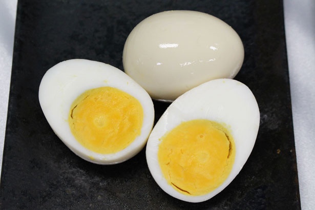マリーゴールドやパプリカなどを飼料に配合することで、黄味の色がより鮮やかになった「こだわり味付たまご」(90円) ※沖縄県を除く