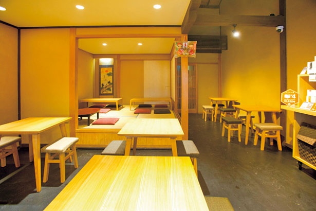 席間もゆったりとしていて、落ち着いた雰囲気/清水菓寮 六角庵 KYOTO KIYOMIZU MATCHA CAFE