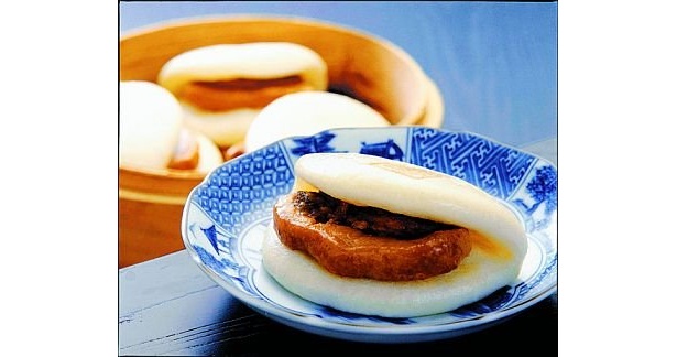 ｢岩崎本舗｣の｢長崎角煮まんじゅう｣(1個351円)は、じっくり煮込んだ豚バラ肉がとろけるような食感