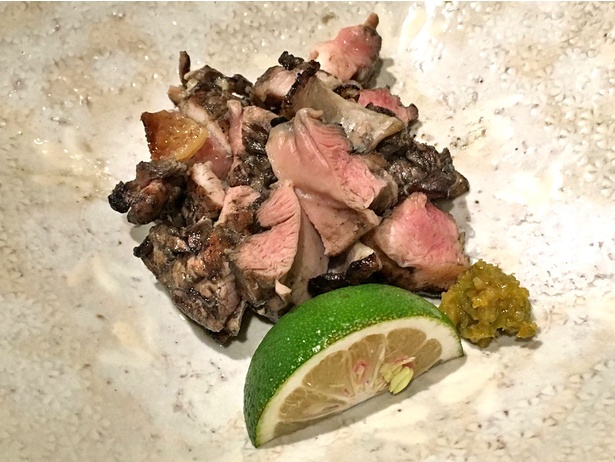 鶏の炭火焼は、ゆず胡椒か、塩で頂く
