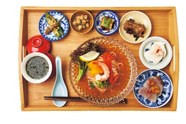 酸味とエビチリソースの辛さであっさり。「冷製トマト麺セット」(1000円)/時光舎