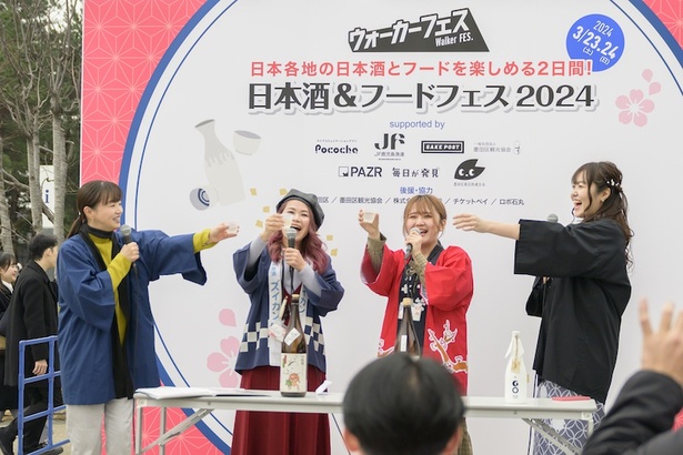日本酒フェスのステージイベントで乾杯をするライバー