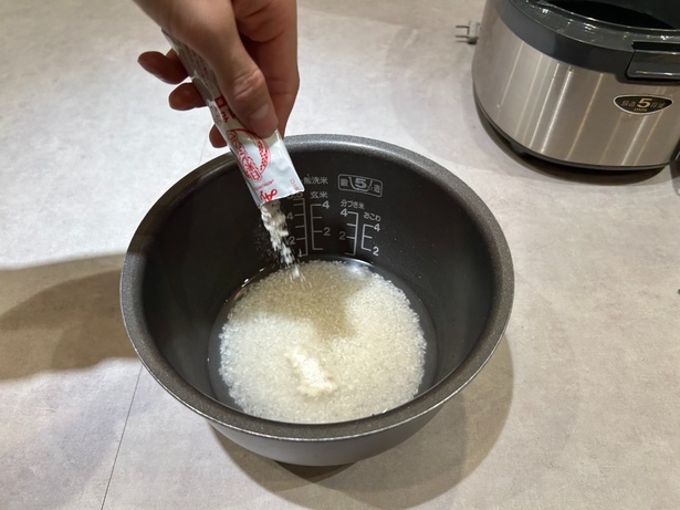 1本1合分のスティックを洗米後、炊飯前に混ぜるだけでOK。