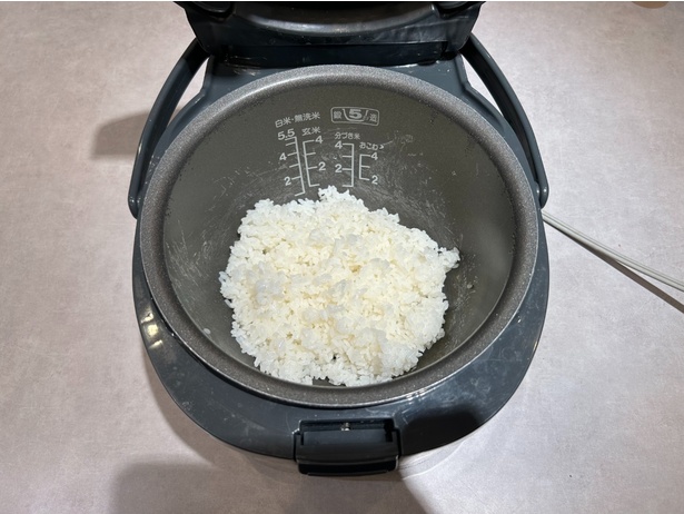 炊き上がった白米。一見普段となんの変わりもない。