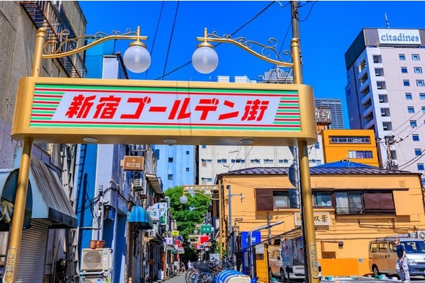 多くの外国人観光客が訪れる「新宿ゴールデン街」