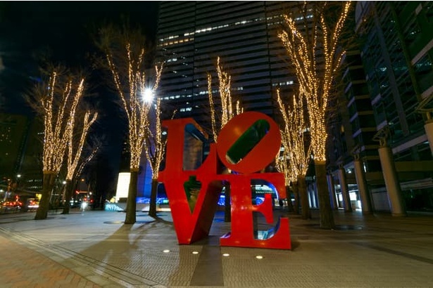 「LOVE」のオブジェが有名な「新宿アイランドタワー」