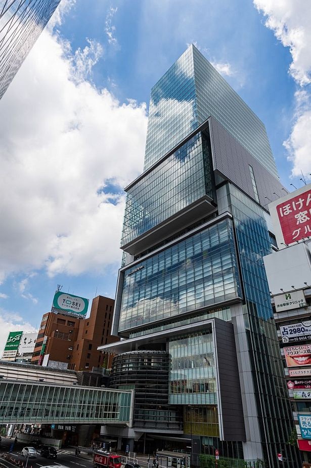「渋谷ヒカリエ」。地下3階から5階にはフード・ビューティー・ファッションなどのショップが入る