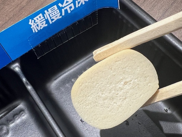 緩慢冷凍した「豆腐バー」は中央に隙間ができる