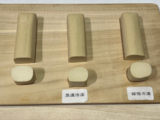 左から「豆腐バー」、急速冷凍した「豆腐バー」、通常冷凍した「豆腐バー」