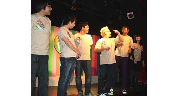 「伊達さんは、台本に関係なくボディタッチが多くて(そういう)疑惑がある」など、ウソかホントか分からない暴露話も