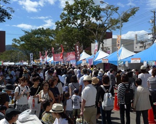 全国から世界までゆかりの都市から名物グルメが大集結！ 「はこだてグルメサーカス2017」がすごい