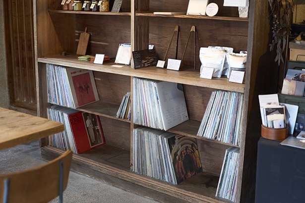 店内の棚には、佐野さんのレコードコレクションがずらり