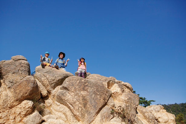 巨大な岩峰がそびえる風吹岩は、六甲山コース随一の絶景ポイント/芦屋ロックガーデン
