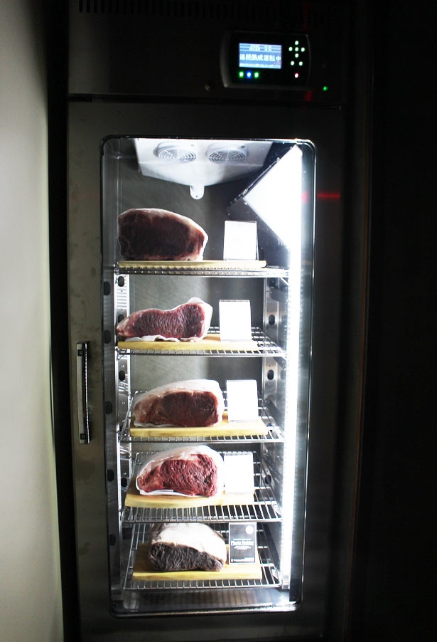 オーナーが買い取った牛肉の塊を保管するミートセラー