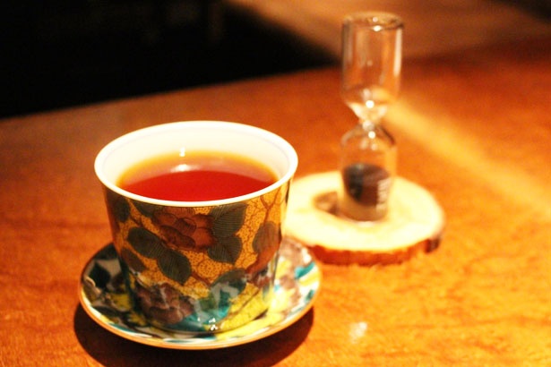 デザートの後にはコーヒーまたはハーブティーが付く。写真はハーブティー