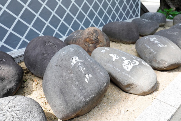 櫛田神社に奉納された「力石」。ずらりと並ぶ石には有名力士の名が刻まれている