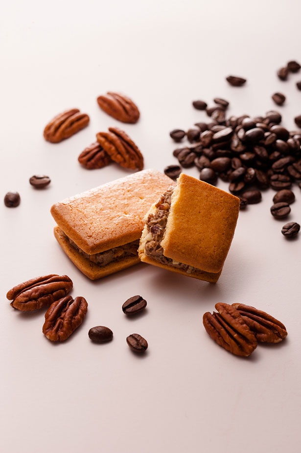 サクッと焼き上げたクッキーに、ナッツ入りのコーヒークリームがマッチ！「クリームサンド コーヒー」(4個入り540円)