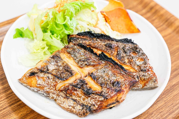 竹岡で獲れる名魚が楽しめる超肉厚な「ドラゴン太刀魚の焼き魚定食」