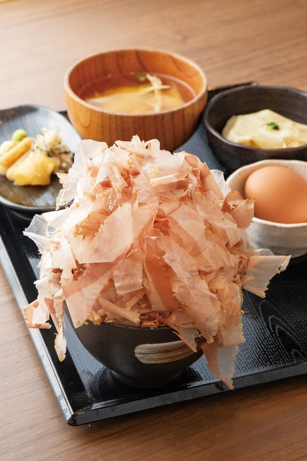 「鰹節丼専門店 節道 BUSHIDO」の名物 鰹節丼A定食1000円(～11時)