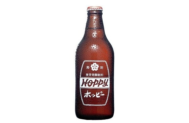 お店で飲める｢ホッピー｣(360ml)。グラスを良く冷やし、焼酎、ホッピーの順に1：5の割合で泡が立つように勢いよく注ぐのがおすすめ