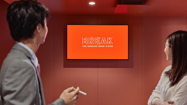 「BREAK」は、提携のオフィスビルの喫煙所にデジタルサイネージを設置