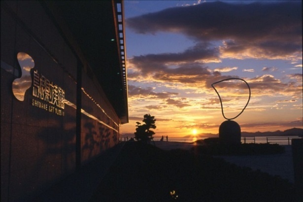 島根県立美術館の外から見える夕日