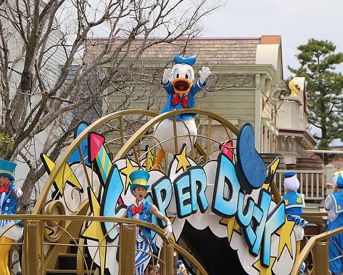 【東京ディズニーランド】ドナルドカラーに包まれる！「ディズニー・パルパルーザ」第2弾開催