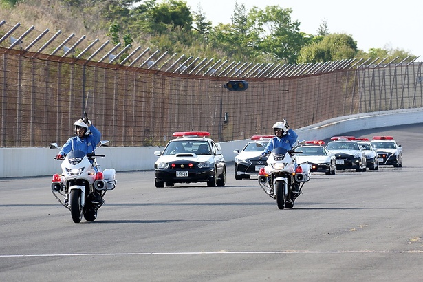 5月4日(土・祝)は、「街をまもるクルマ パレードラン」が開催。ホンダNSXのスーパーパトカーや白バイ隊などが隊列を作って、レーシングコースのメインストレートをパレード！