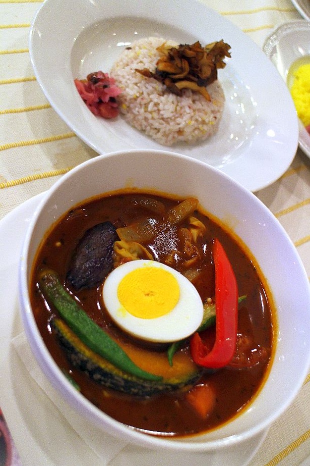 【写真を見る】「“10種の国産野菜”とポークのスープカレー」は彩り鮮やか！