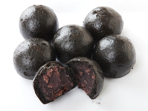 【画像を見る】「和菓子司 いづみや 衣笠本店」の「黒かりん」(6個入り648円)。カリッとした食感の皮の中に、なめらかな食感のこしあんが入っている
