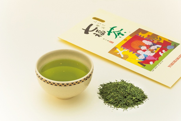 静岡・牧之原のヤブ北茶に宇治の抹茶、金粉をブレンドした「横浜園 大和駅ビル店」の「金箔入七福茶」(70g1000円)。箱に入って通常1200円のものを特別価格で販売する