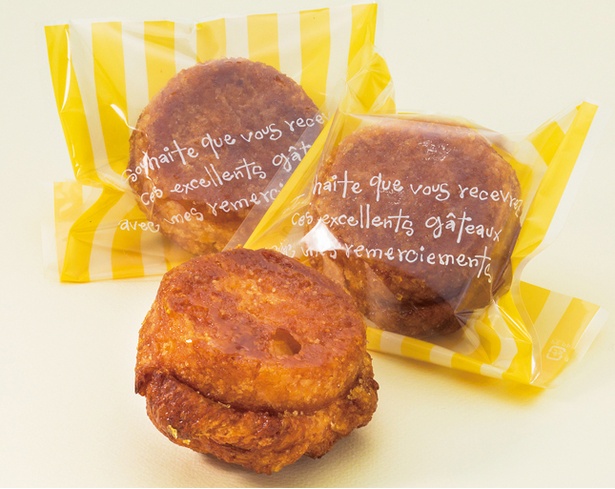 バターを折り込んだパン生地にグラニュー糖をまぶしてカリッと焼き上げた「クイニーアマン」(1個194円)