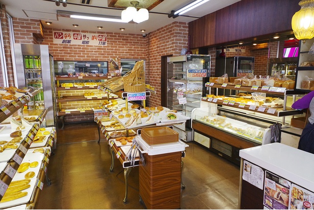 パンの購入は、客がトレーを持って選ぶスタイル。奥のキッチンから焼きたてパンが頻繁に届けられる