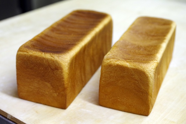 左が注文生産の「ランタンスペシャル」。卸先でカツサンドに使用するのに合わせて少し大きく作ってある。右は通常販売の「食パン」(660円)