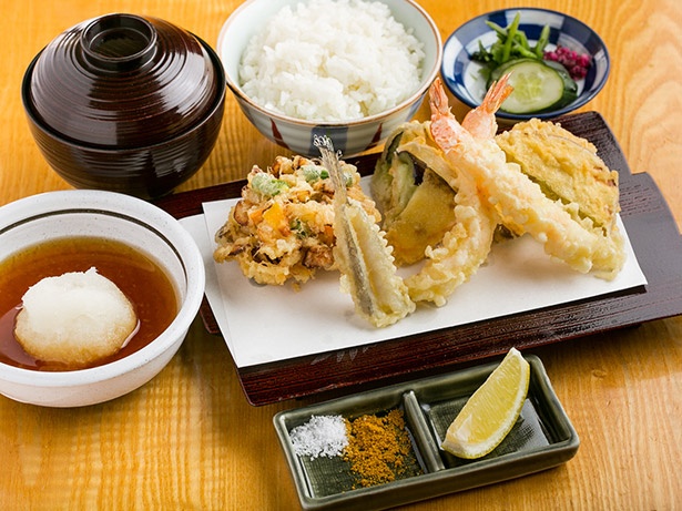 カウンター越しに揚げる旬の天ぷら