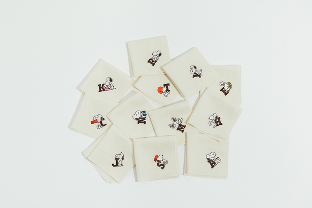 「イニシャルハンカチ」(各1430円)