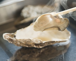 一年中が旬！ 北海道のカキの町・厚岸でカキを食べるなら「コンキリエ」