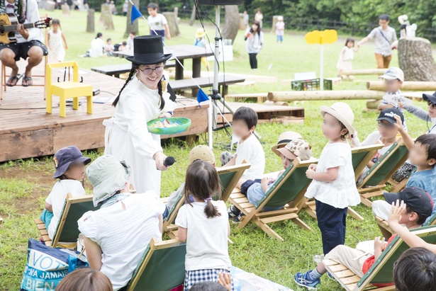 さまざまな問題に回答する子供たち