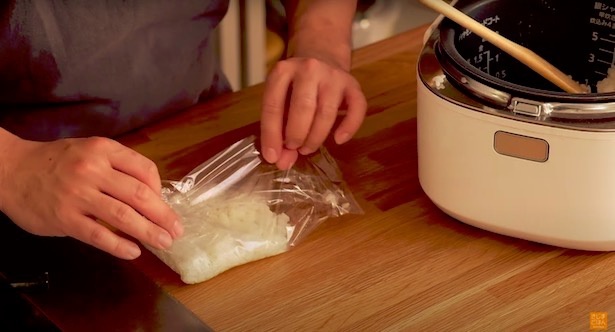お米はなるべく薄く広げ、湯気ごとラップで包む