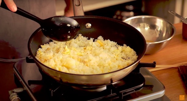 酢飯を作るときのようにお米を切りながら混ぜる