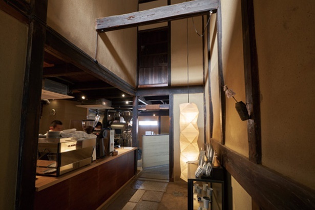  陰影を強調した照明で、京都らしい伝統的な町家の雰囲気を活かした空間