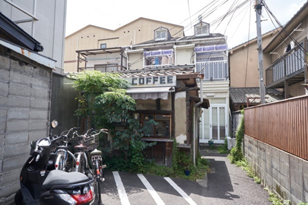  駐車場の奥にかいま見える、COFFEEの看板が目印