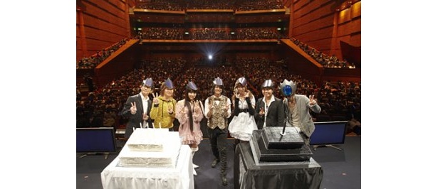 イベントに登場した成田剣、水島大宙、ゆかな、福山潤、小清水亜美、杉山紀彰、ゼロの仮面をかぶった櫻井孝宏(写真左から)