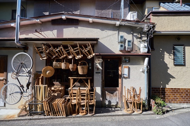 店先にピクニック用の道具がずらり