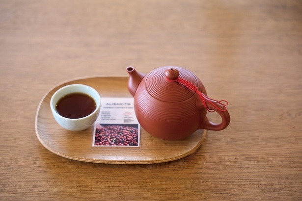 ウォッシュド1200円・ナチュラル1300円は、台湾の茶器で提供