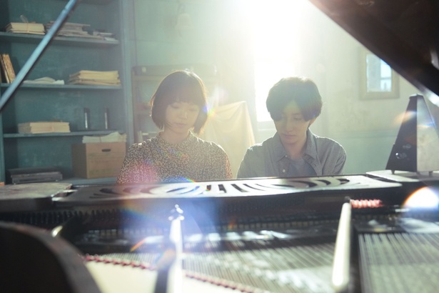 【写真を見る】京本は撮影の3ヵ月以上前からピアノ講師のもと本格的なレッスンに励んだ