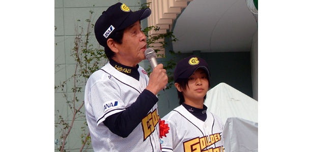 舞台で笑いをとりまくる欽ちゃん