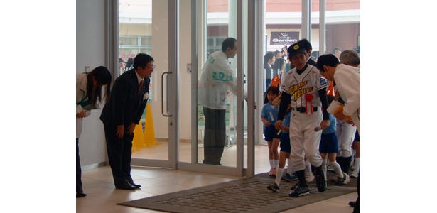お客さんの第一号は欽ちゃん!?
