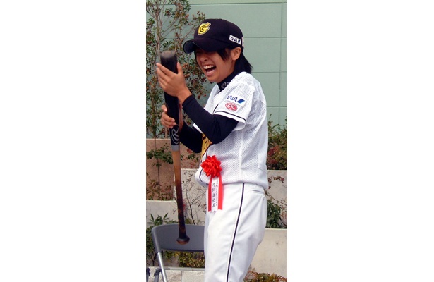 始球式で満面の笑顔を見せた片岡選手